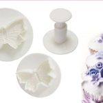 Cortador con expulsor de mariposa