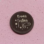 Placa de Felices Fiestas en relieve de chocolate negro.