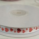 Cinta de raso decorativa con corazones de 9 mm x 25 m