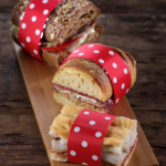 Cinta roja con puntos blancos de tela y acetato.