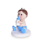 Niño con botella de 7,5 cm