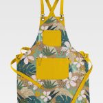 Delantal con Pecho y Bolsillo en Estampado Mostaza