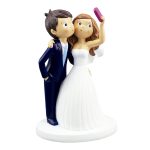 Novios de resina tomándose un selfie (19 cm)