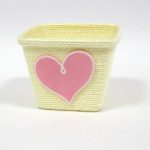 Jarrón cuadrado crema con corazón 13x10x8cm