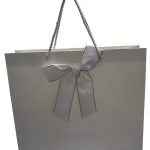 Bolsa de papel blanca con lazo 25,5 x 32 x 10 cm