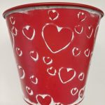 Jarrón de latón rojo con corazones 14,5 x 12 cm