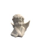 Cara de ángel de yeso blanco con mano en la cara 6